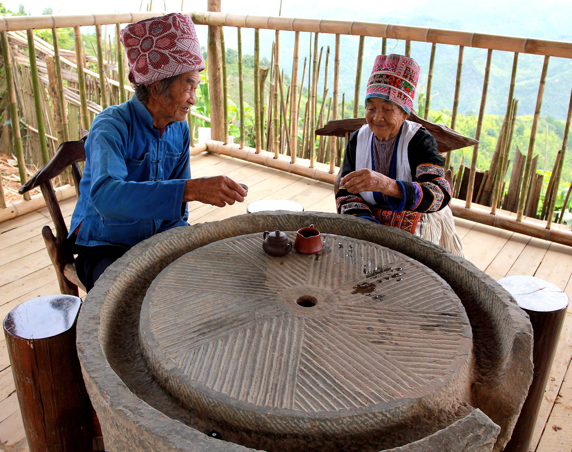 央龙村102岁老人喝茶